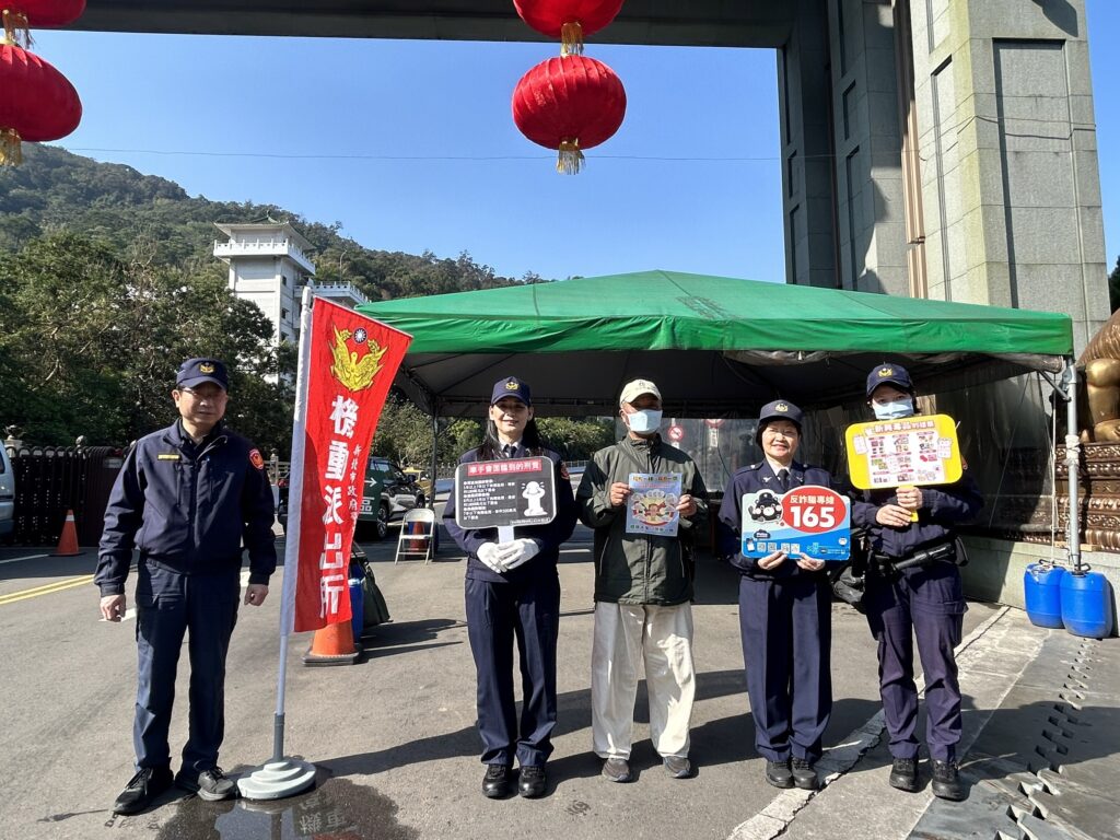 《圖說》機動派出所主動接觸民眾，拉近警民之間距離，提升見警率，預防犯罪發生，穩定社會治安。〈土城分局提供〉