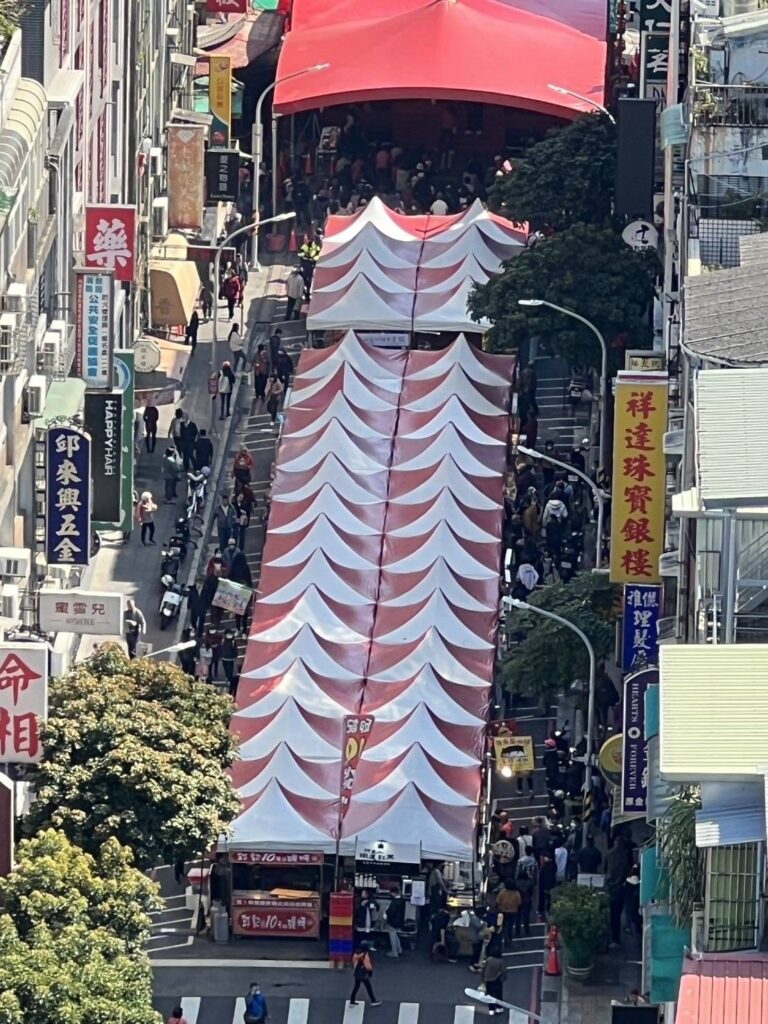 《圖說》板橋慈惠宮民藝大街嘉年華，板橋警科技無人機，加強年貨大街周邊路況查報二。〈板橋分局提供〉