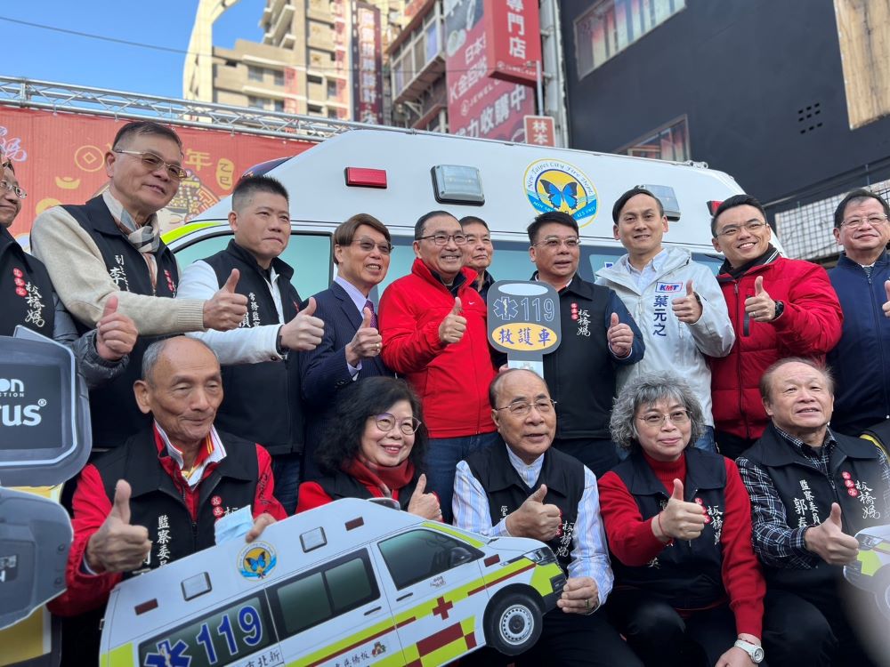 《圖說》板橋慈惠宮今天捐贈救護車與救災器材給新北市政府消防局，捐贈價值金額計606萬，希望能集結眾善信徒的心力，共創善的循環。〈民政局提供〉