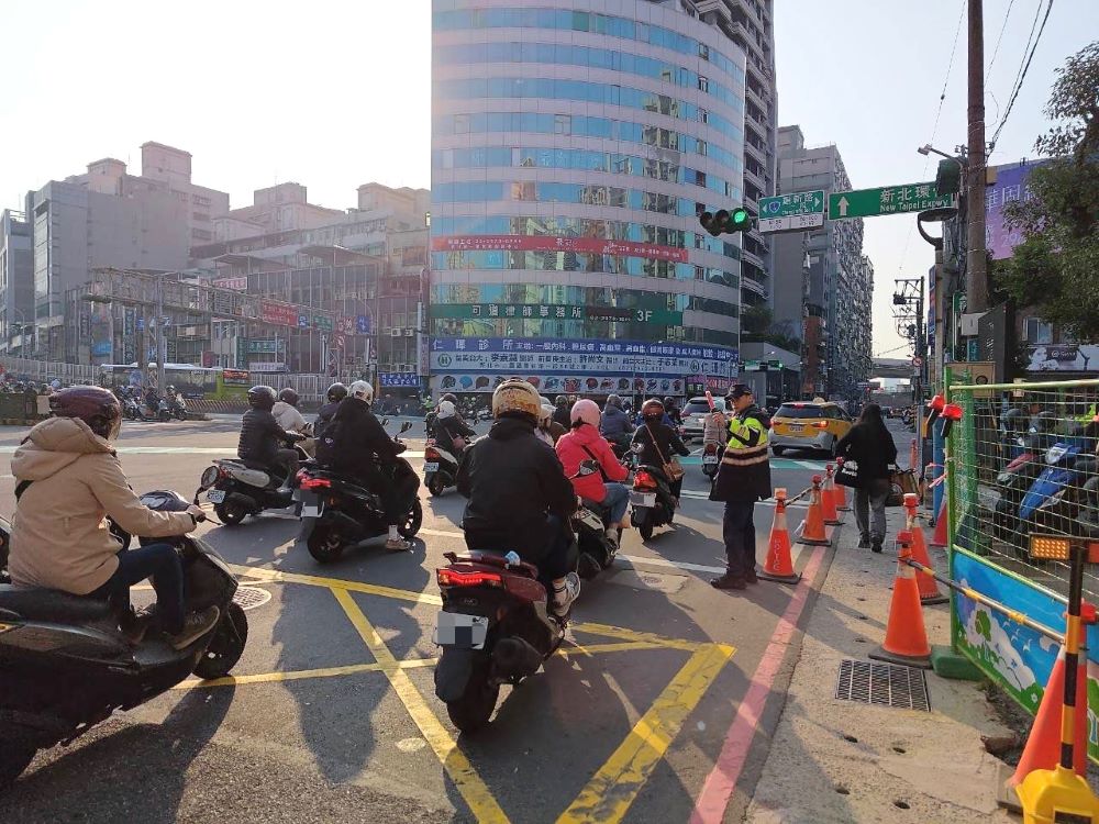 《圖說》三重警因應和平紀念日出遊車潮，明日下午起於重要路口，部署疏導警力，藉以順暢交通。〈三重分局提供〉