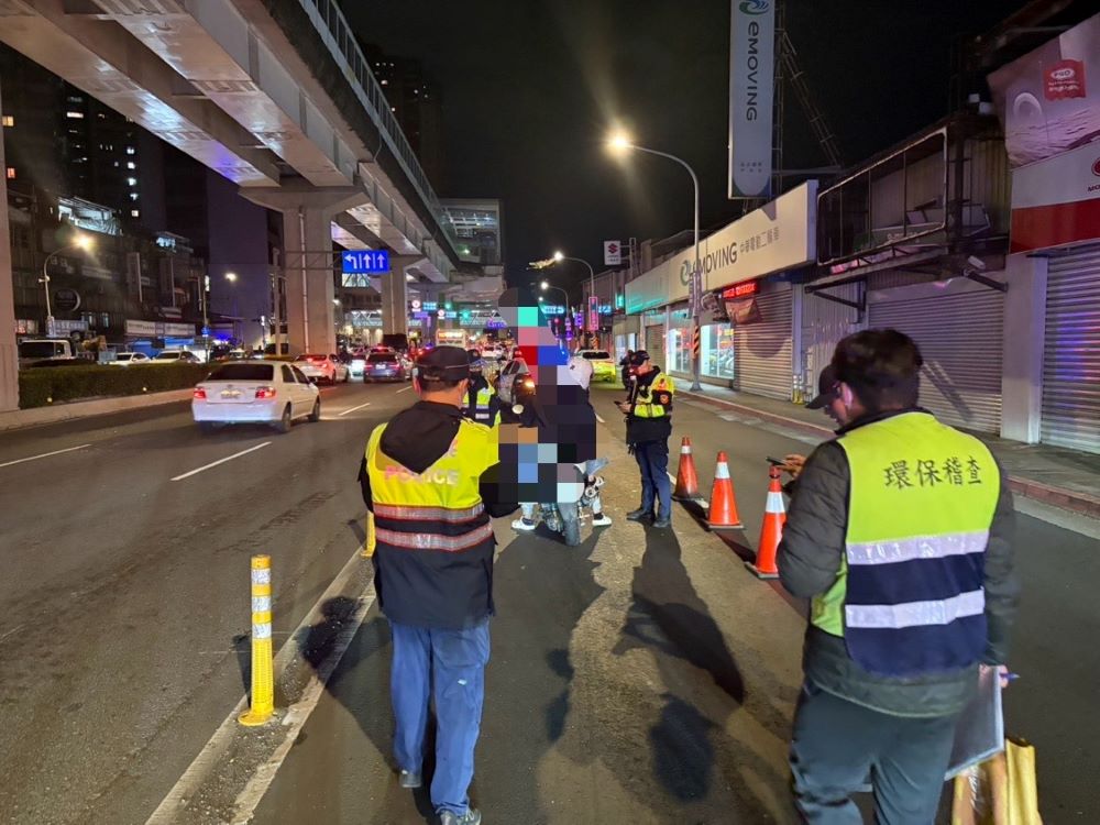 《圖說》中和警於景平路往新店方向進行路檢稽查工作，結合擴大臨檢警力強化攔查效能。〈中和分局提供〉