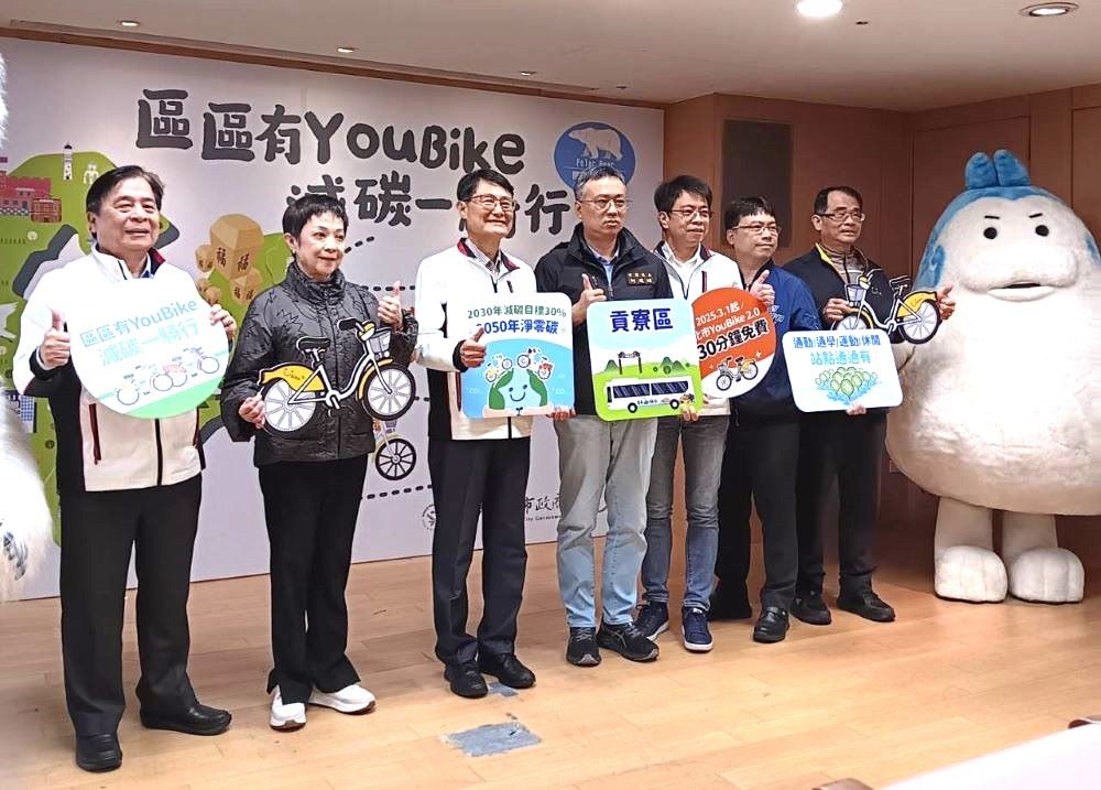 《圖說》新北市29個行政區「區區有YouBike」記者會合影，左一交通局長鍾鳴時、左三副市長陳純敬、右三環保局長程大維。〈記者葉柏成攝〉