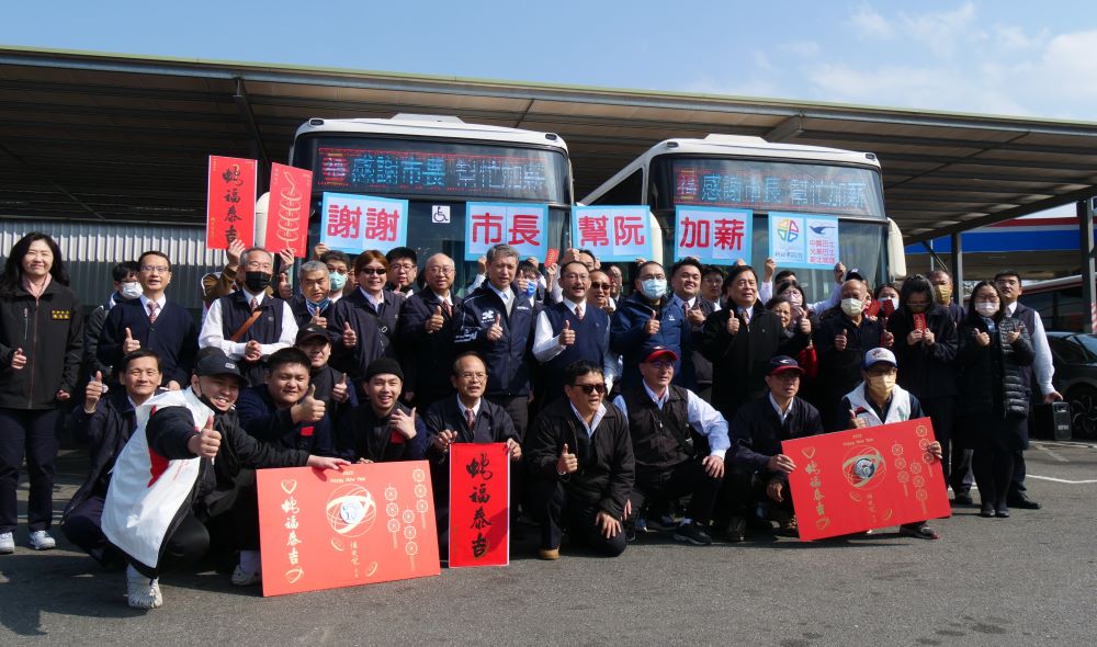 《圖說》侯友宜市長前往中興巴士中和站拜年，致贈福袋慰勞公車駕駛員和技工。〈交通局提供〉