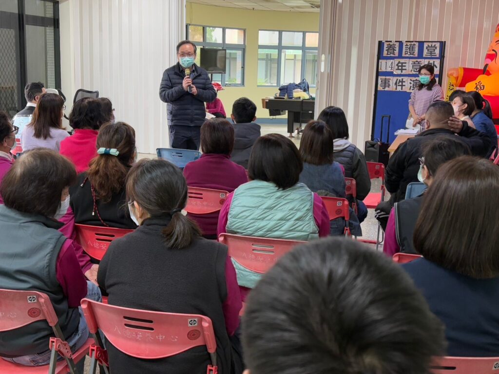 《圖說》八德榮家主任酆世俊(站立者)致詞勉勵各級服務人員透過狀況演練充實專業知能。〈八德榮家提供〉