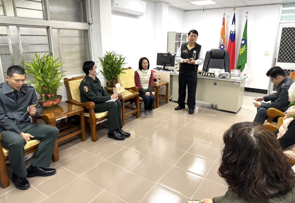 《圖說》尹華忠鼓勵袍澤踴躍投保臺銀人壽軍人一年期團體意外保，為自己和家人多一層安全的保障。〈宜蘭軍服站提供〉