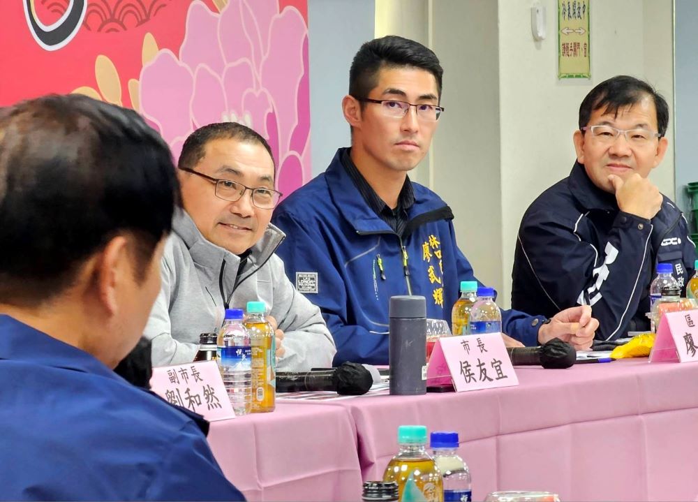 行動治理前進泰山、林口 侯:發展不同面貌城市 3 《圖說》隨後市府團隊至林口區辦理行動治理座談,右一為民政局長林耀長、右二林口區長廖武輝。〈民政局提供〉