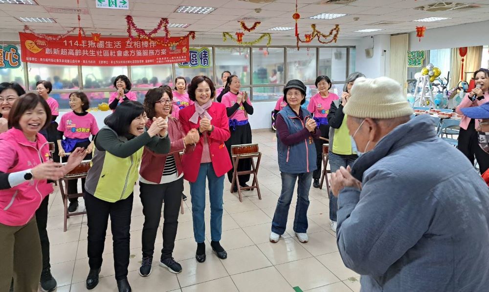 《圖說》永和區民權社區照顧關懷據點今日舉行新春團拜，左二永和區長周慶珍、左三社會局副局長許秀能。〈社會局提供〉