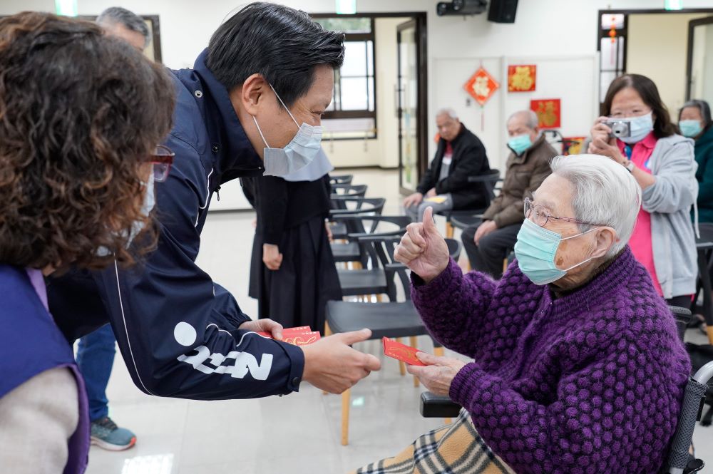 《圖說》副市長朱惕之代表侯友宜市長致贈小福袋給106歲的廖奶奶。〈社會局提供〉