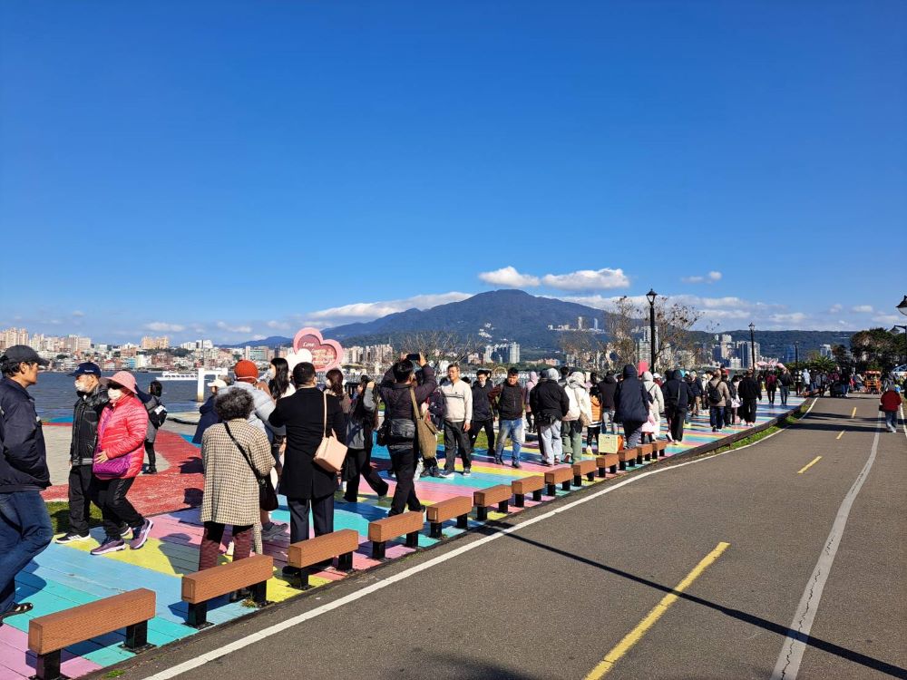 《圖說》眾多遊客行經八里彩虹步道。〈高灘處提供〉