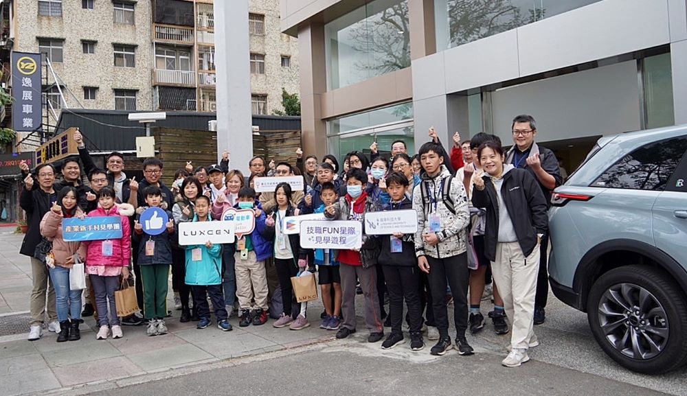 《圖說》產業新手村見學團參訪納智捷汽車，讓家長及學生體驗職場環境。〈龍華科大提供〉