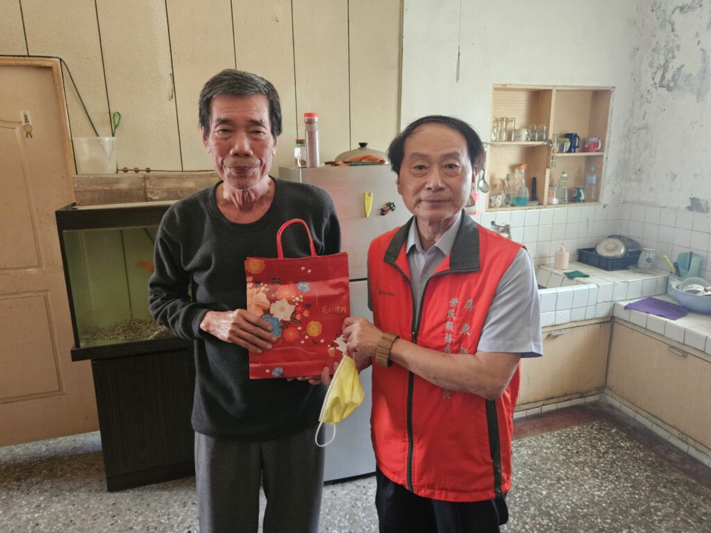 屏東榮服處關懷長者 提醒防範流感及詐騙 3 1064268 1024x768 1