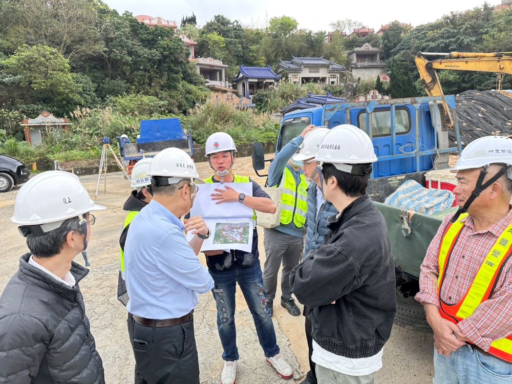 《圖說》交通局副局長金肇安日前視察九份隔頂平面停車場工程進度。〈交通局提供〉