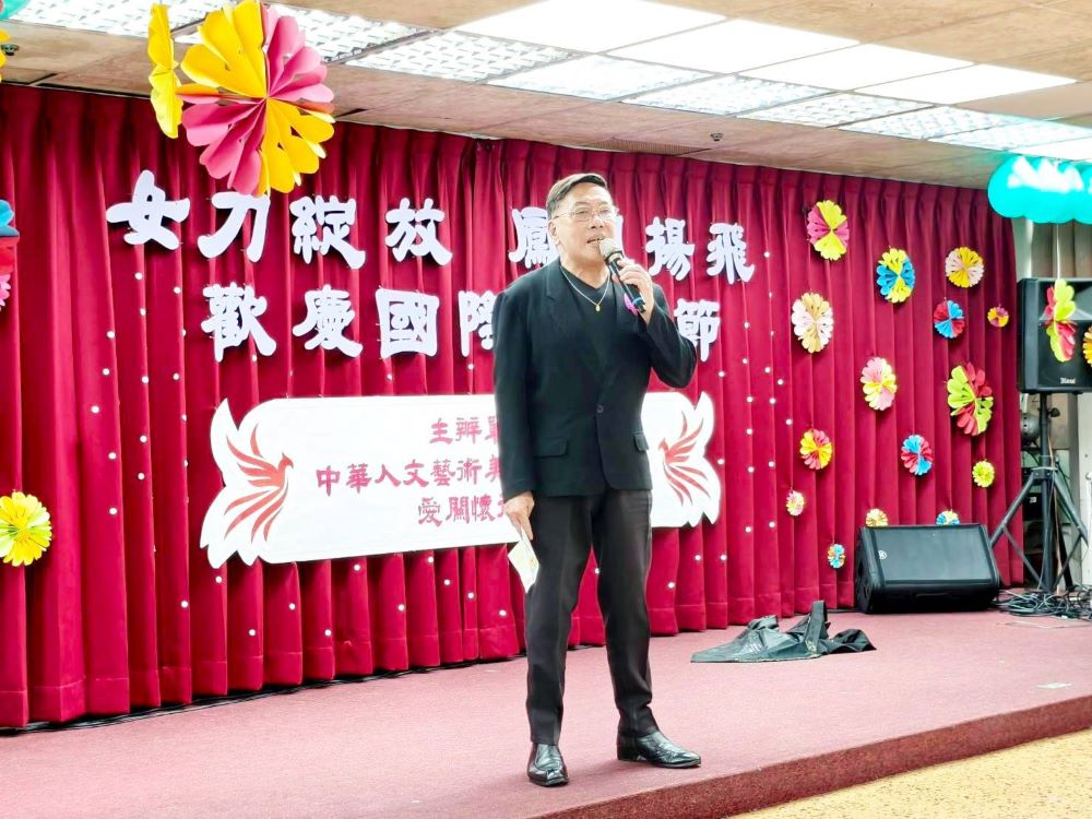 《圖說》海峽之星「喬瑋」除了擔任節目主持，並串場演唱伯伯們熟悉的老歌「風從那裏來」開場，緊接著「往事只能回味」，長輩們也熱情地跟著哼唱。〈八德榮家提供〉