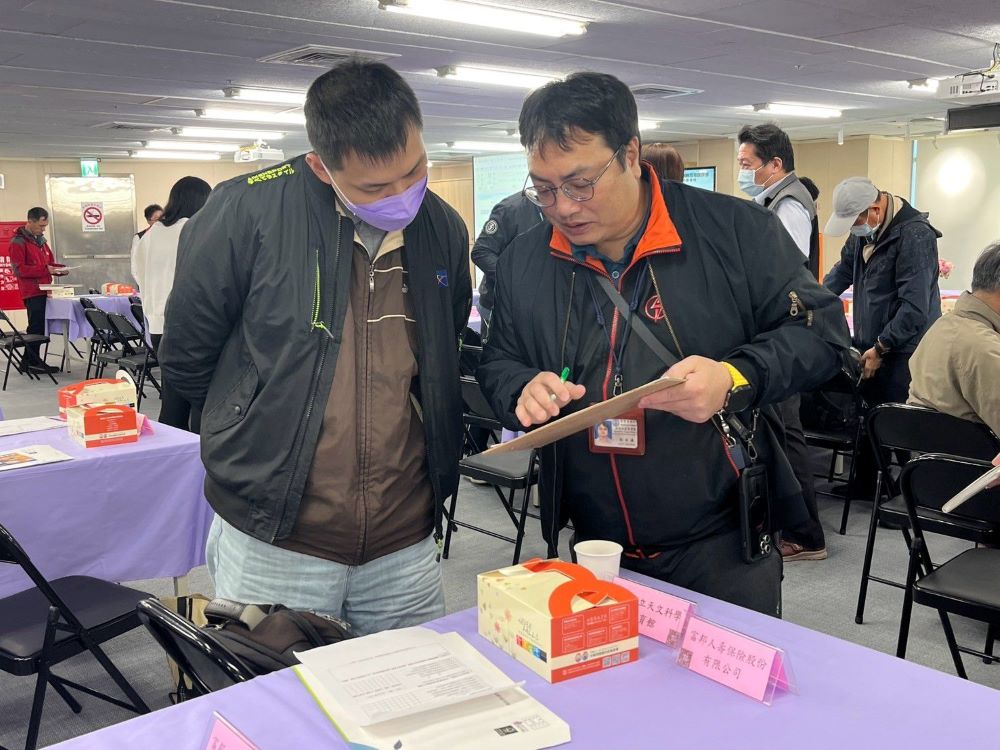 《圖說》座談會桌邊服務，由專員2人1桌方式直接面對面服務大用戶。〈北北區處提供〉