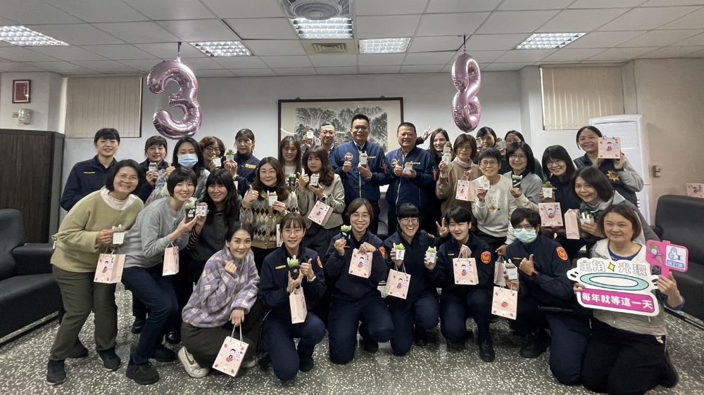 喜迎另類「父」女節 土城警長禮物溫馨又療癒 9 《圖說》土城分局長陳建龍〈後排中〉與女同仁歡慶婦女節。〈土城分局提供〉