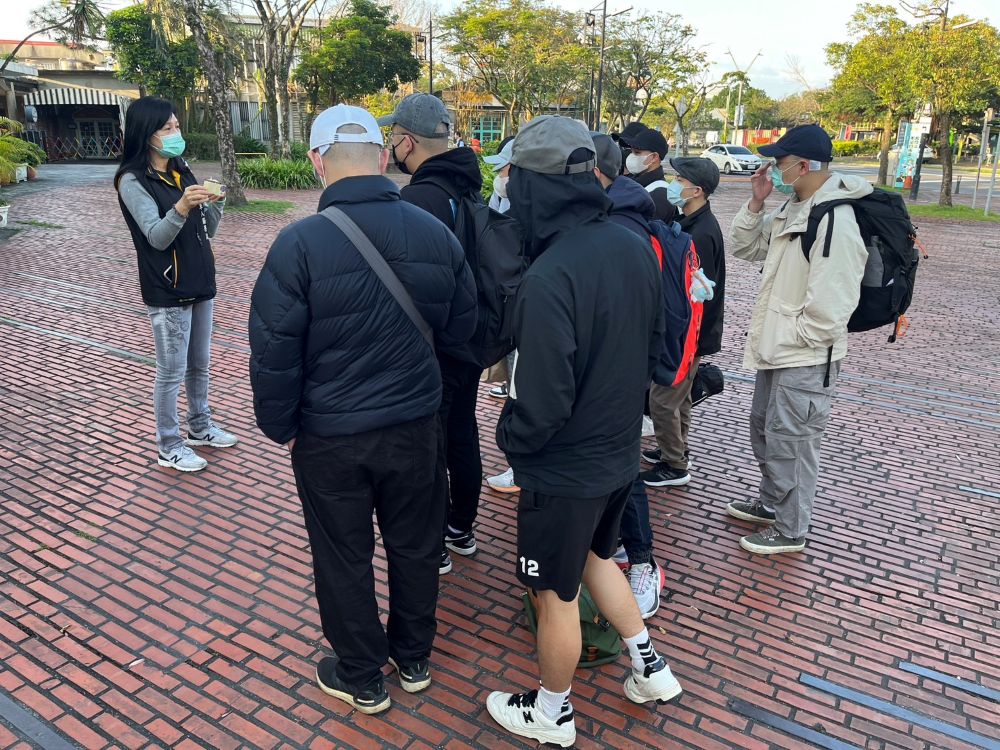 《圖說》宜蘭縣軍人服務站幹事周菊芬今日於宜蘭火車站歡送役男赴台中成功嶺代訓中心報到。〈宜蘭軍服站提供〉