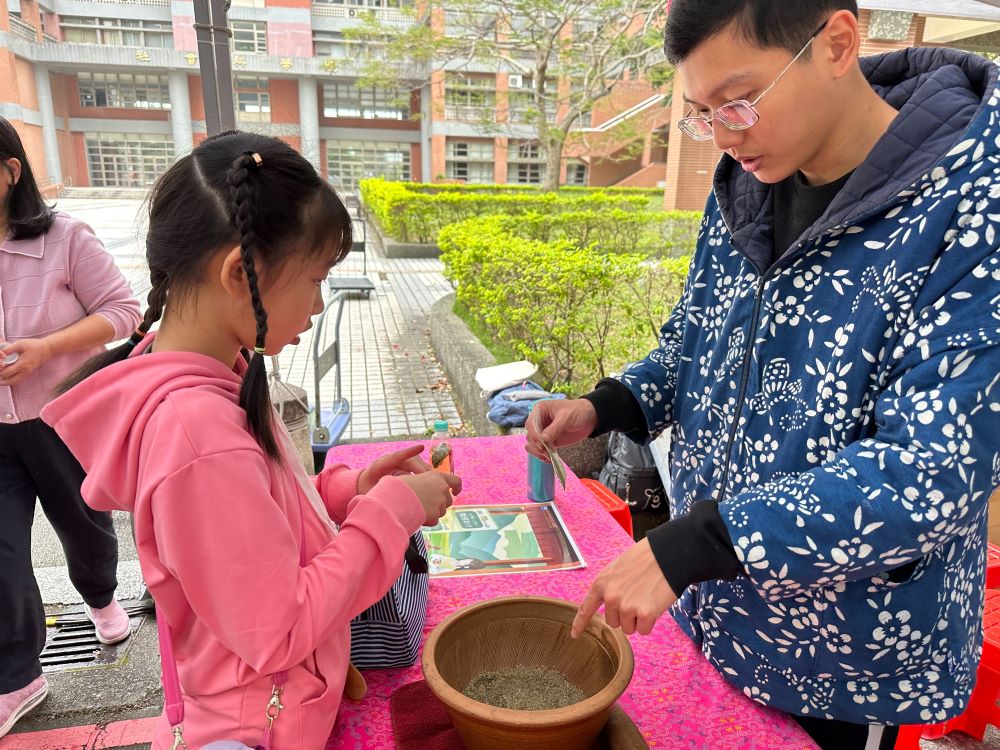 《圖說》運用客家擂茶為媒介 介紹三峽客庄青心柑種種植及風味。〈客家局提供〉