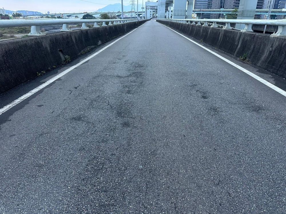 《圖說》新北市養工處為改善泰山區台一線高架(民生路至泰山捷運站)道路鋪面品質，將於3月14至16日每天晚間10時至隔天清晨6時，辦理道路銑鋪工程。〈工務局提供〉