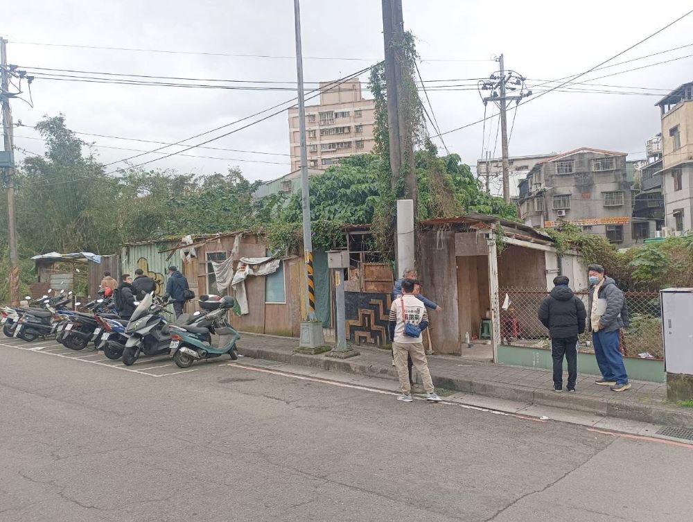 《圖說》汐止區橫科力行市場附近一處國有地，長期遭私人占用搭蓋鐵皮屋牟利，市府違章建築拆除大隊展現鐵腕，今日進場強力拆除，解決人車爭道的亂象。圖為拆除前照片。〈工務局提供〉