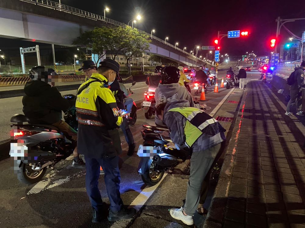 《圖說》板橋警聯合稽查專案針對易肇事違規行為違規行為，強力稽查取締，確保市民安寧及交通環境。〈板橋分局提供〉