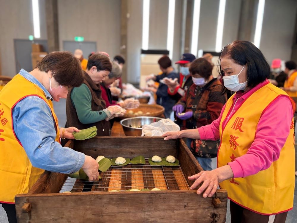 《圖說》區長及興福社區志工團隊帶領長輩們透過製作菜頭粿感受到清明節慶氣氛。〈林口區公所提供〉