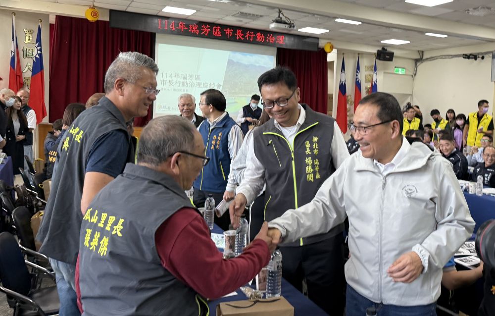 《圖說》侯友宜在會前與各里長握手致意。〈民政局提供〉