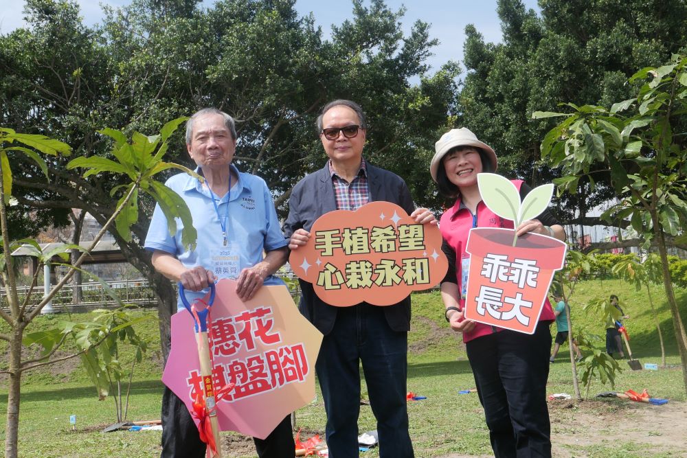 《圖說》永和區公所紀念國父孫中山逝世一百週年，舉辦「手植希望、心栽永和」植樹節活動，右一為區長周慶珍。〈永和區公所提供〉