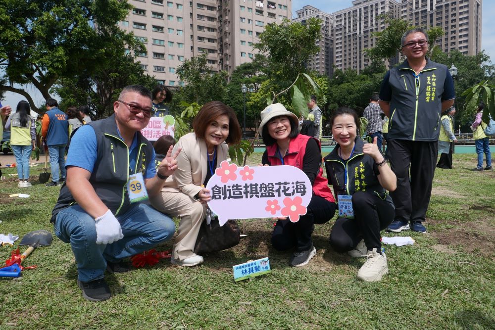 《圖說》周慶珍與植樹者合影。〈永和區公所提供〉