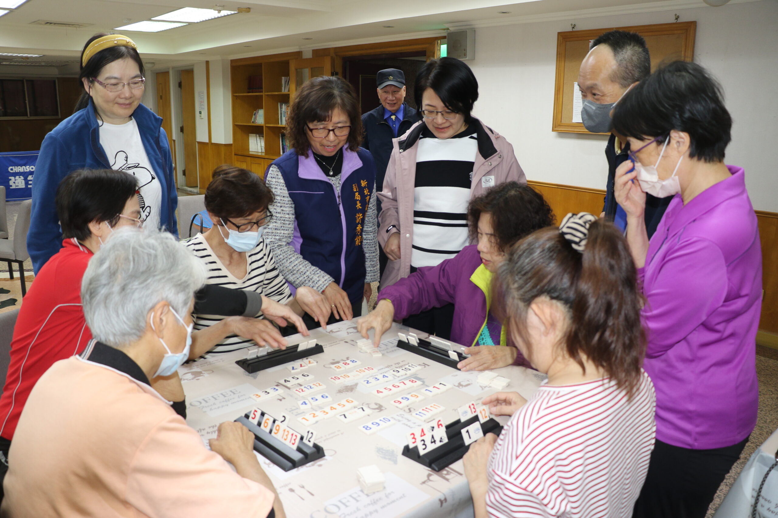 《圖說》各項肌耐力操深受長輩喜愛。〈社會局提供〉