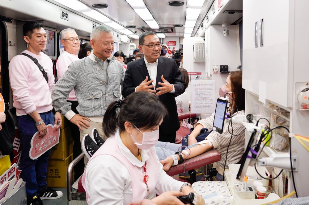 《圖說》侯友宜市長和大大數位基金會董事長戴永輝（中）進入捐血車內，向捐血的民眾致謝。〈社會局提供〉