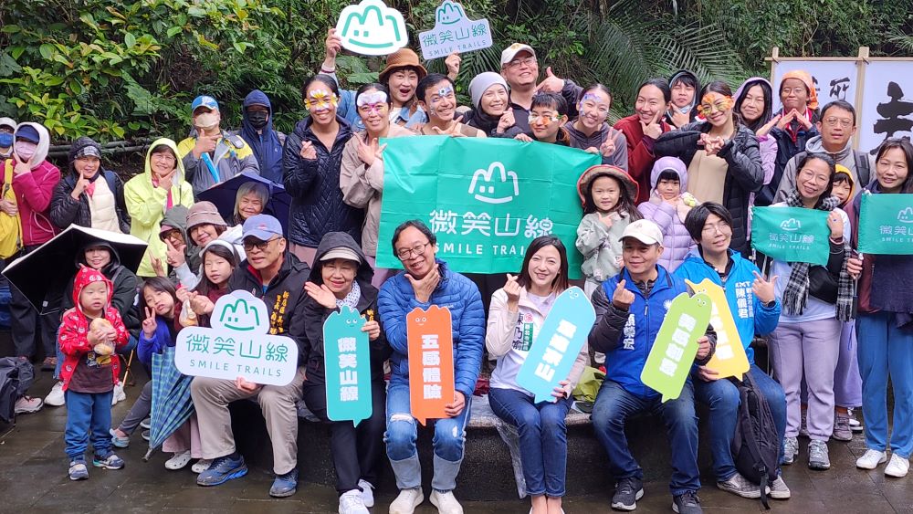 《圖說》表演團隊InTW舞影工作室與參與民眾合影，前排中為觀旅局長楊宗珉。〈觀旅局提供〉