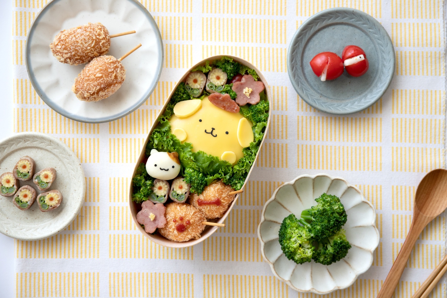 02 布丁狗的野餐日讓打開便當盒時刻成了心動療癒的瞬間，包含布丁狗蛋包飯及馬芬薯泥等五道佳餚