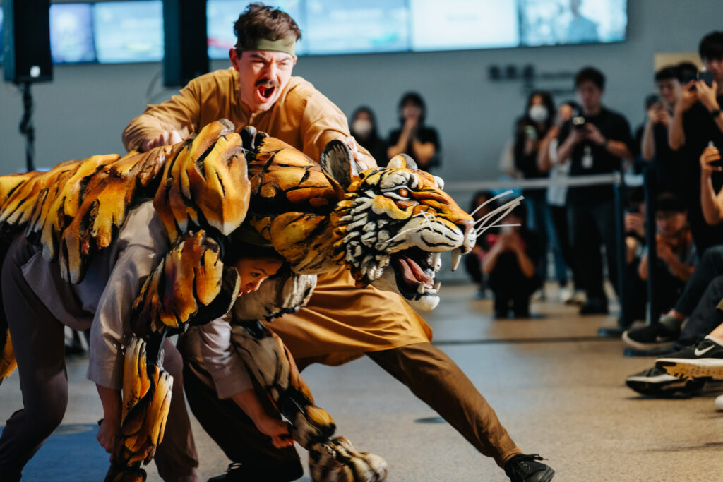 2025夏日放／FUN時光—《少年PI的奇幻漂流》 3名操偶師示範操偶，突然一聲虎嘯逼真地嚇壞眾人©臺中國家歌劇院，攝影：林峻永