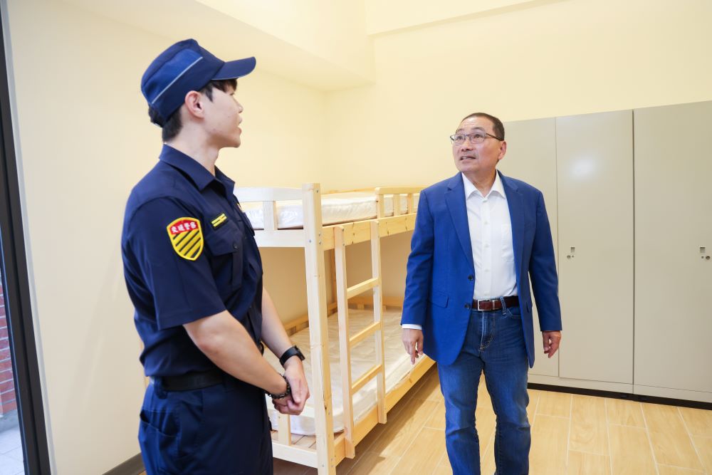 優化備勤環境 三重交通分隊及公有拖吊場啟用 3 《圖說》廳舍規劃地下1樓為停車場,1、2樓為交通分隊及拖吊場辦公空間,3、4樓為待勤室。〈新聞局提供〉