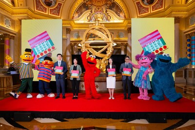 金沙中國有限公司行政總裁兼執行董事鄭君諾周二向嘉賓致送金沙中國呈獻「藝文薈澳2025」展覽畫冊。 金沙中國有限公司行政總裁兼執行董事鄭君諾周二向嘉賓致送金沙中國呈獻「藝文薈澳2025」展覽畫冊。