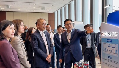 微眾銀行數字金融發展部負責人姚輝亞向金管局總裁余偉文介紹DVP