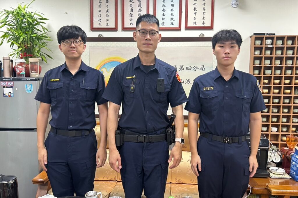 迷途翁倒臥路旁 基警即刻救援 1 MEITU 20250728 172149220