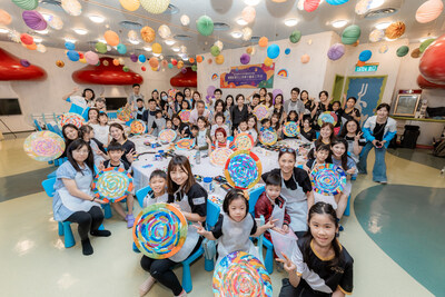 澳門當代藝術家李綺婷於7月26日在澳門巴黎人 Q立方王國舉辦《團團能量花之家》親子藝術療癒工作坊,讓家長及小朋友透過藝術建立緊密聯繫。 澳門當代藝術家李綺婷於7月26日在澳門巴黎人 Q立方王國舉辦《團團能量花之家》親子藝術療癒工作坊,讓家長及小朋友透過藝術建立緊密聯繫。