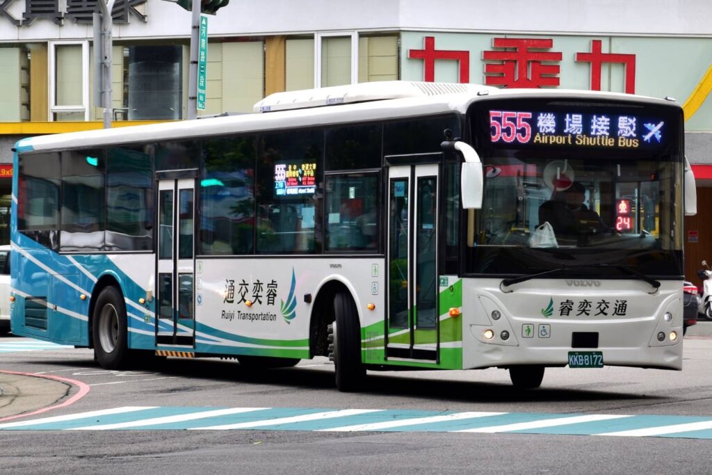 快速轉乘到機場 台中機場快捷公車即日起試營運 1 中市新增機場往返台中捷運快捷路線 全線僅5站 民眾往返更便利