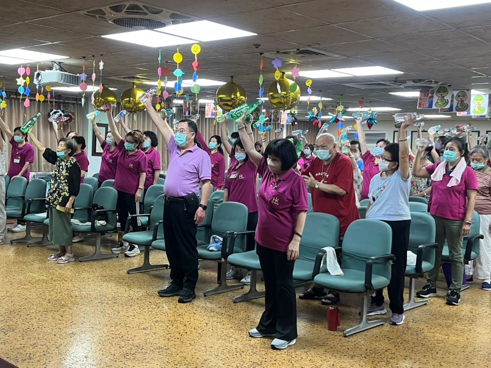 《圖說》八德榮家副主任程釋鋒(前排右2)攜手同仁陪伴長輩健康動起來。〈八德榮家提供〉