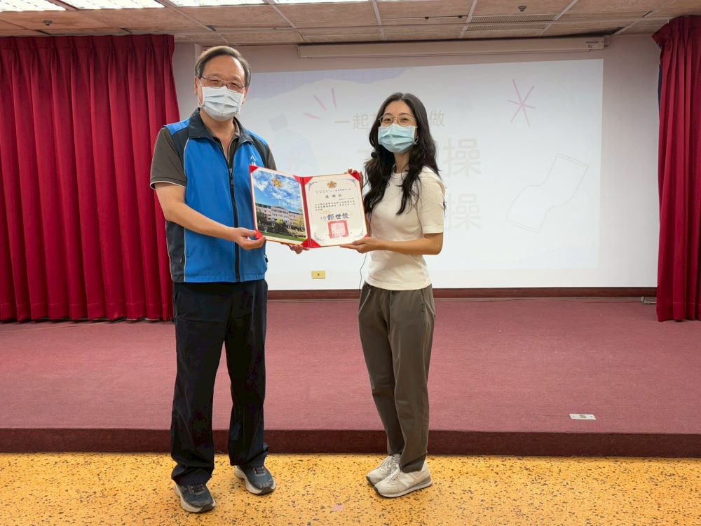 《圖說》八德榮家主任酆世俊(左)感謝職能治療師安桃米(右)透過實作充實工作人員健康專業知能。〈八德榮家提供〉