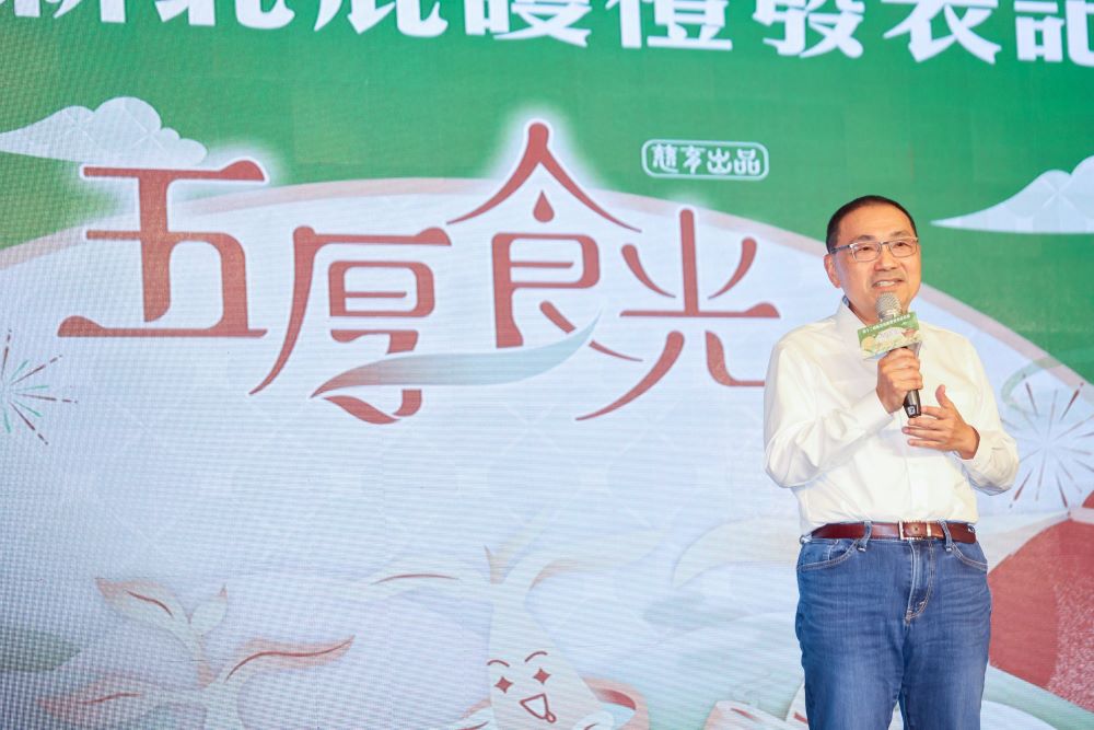 《圖說》侯友宜市長感謝醒吾科大及三峽青農谷芳有機茶園等產官學農跨域研發製作，打造「五厚・食光」茶餅禮盒。〈勞工局提供〉