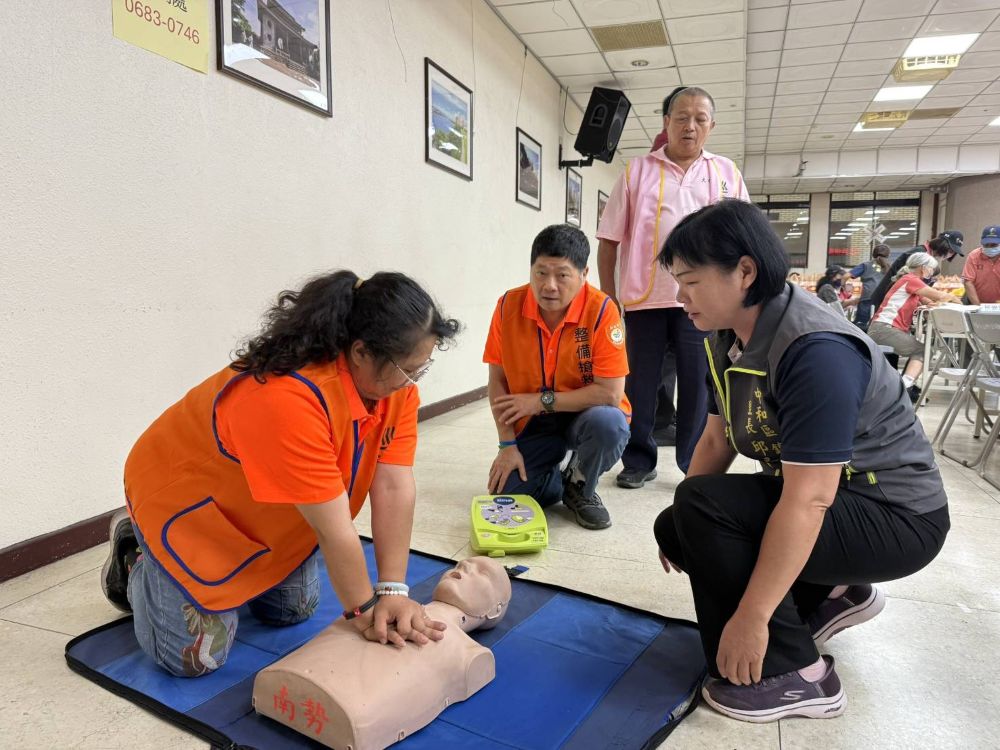 攜手建構健康安全城市 中和社區班防救災演訓 3 《圖說》中和區公所「鄰里社區班防救災教育訓練」計有13個里,以及113年認證的2個社區「回娘家」,共同溫習防救災的知識與技能訓練。〈中和區公所提供〉