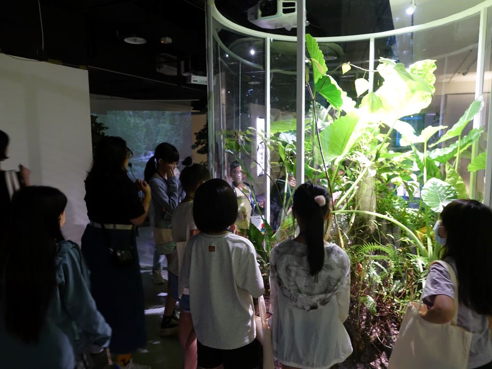 《圖說》學童參觀「光在萬物」特展展區，汲取創作靈感。〈宗博館提供〉