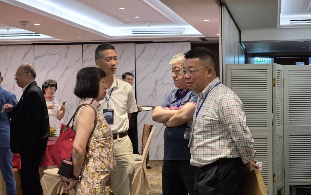 圖說二，澳門航空泰國辦事處總經理管佈雷（右1）成為該碩士班首位正式學生。