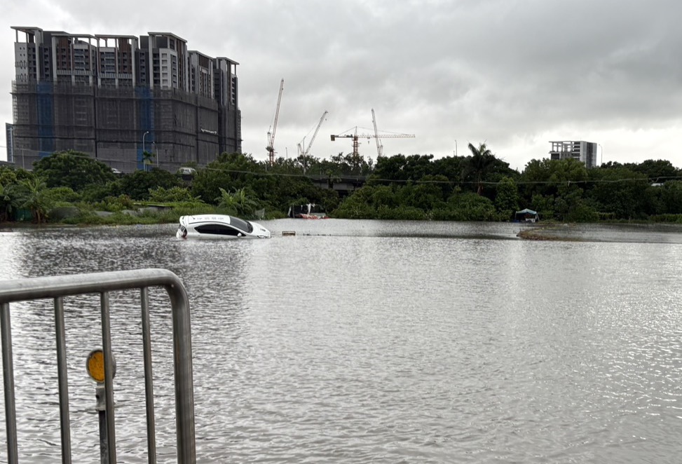 大雨傾盆稻田積水過高駕駛開入田中動彈不得