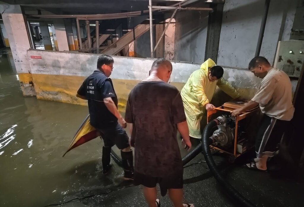 太平區長 左 率公所團隊備爰抽水機前後聖和里一處社區大樓淹水地下室協助抽水 0