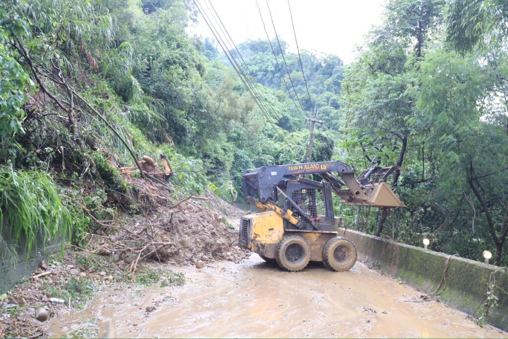 中市太平區竹村路豪雨崩塌 盧秀燕勘災指示全力搶通 2 太平區黃竹里竹村路因豪雨崩塌 2