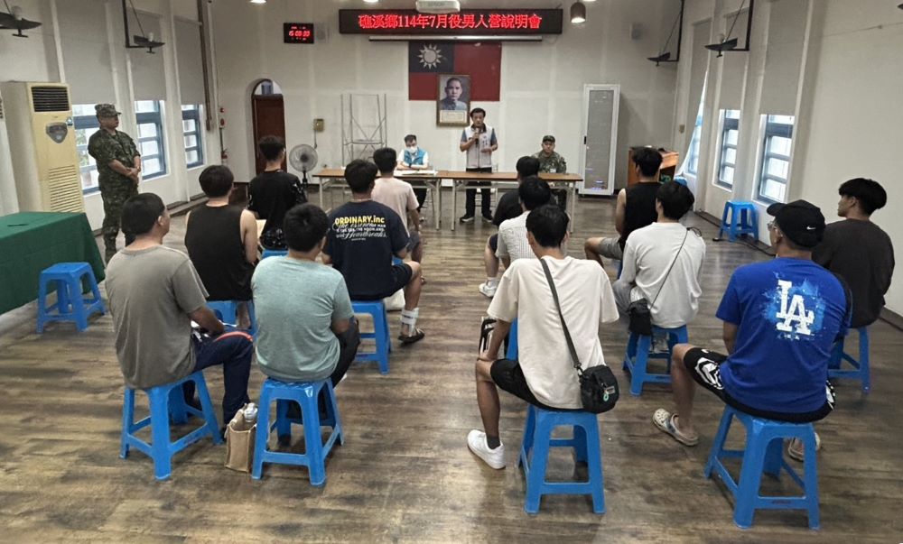 《圖說》宜蘭縣軍人服務站長何中南於礁溪鄉公所為役男說明服役應注意事項。〈宜蘭軍服站提供〉