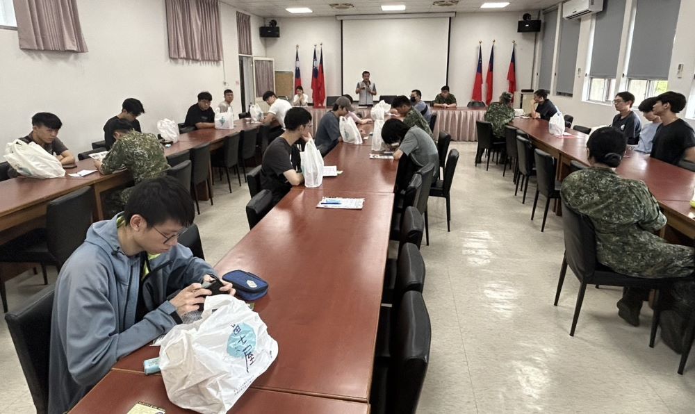 入營座談說明 何中南鼓勵多學習平安返鄉 1 《圖說》宜蘭縣軍人服務站長何中南參加宜蘭市公所「與徵屬有約-新兵入營座談會」說明注意事項。〈宜蘭軍服站提供〉